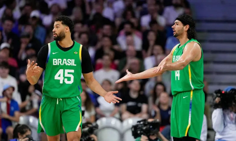 Imagem ilustrativa da imagem Brasil desperdiça vantagem no basquete e leva virada da França em volta à Olimpíada