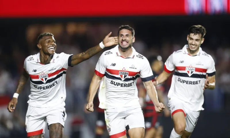 Imagem ilustrativa da imagem Calleri decide, São Paulo vence Flamengo e faz Tite pagar por escalar 'mistão'
