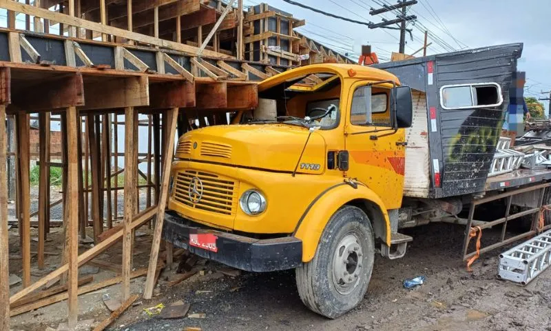 Imagem ilustrativa da imagem Caminhão atinge passarela em construção na BR-232 e deixa três feridos