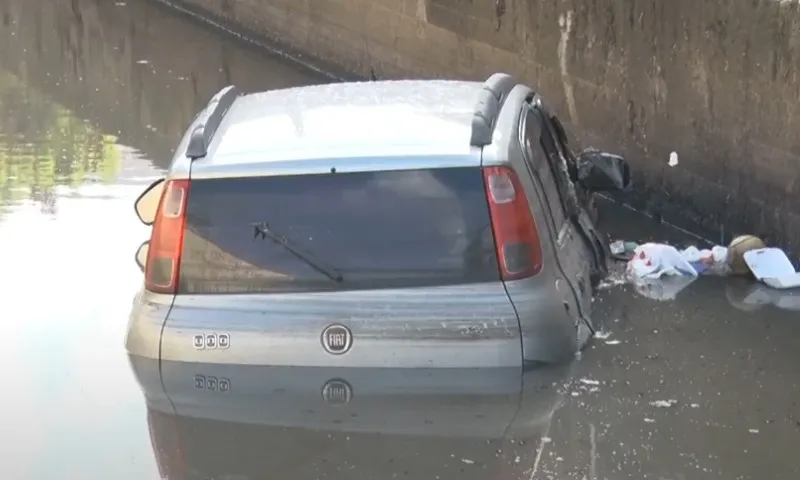 Imagem ilustrativa da imagem Carro cai dentro de valão em Vila Velha