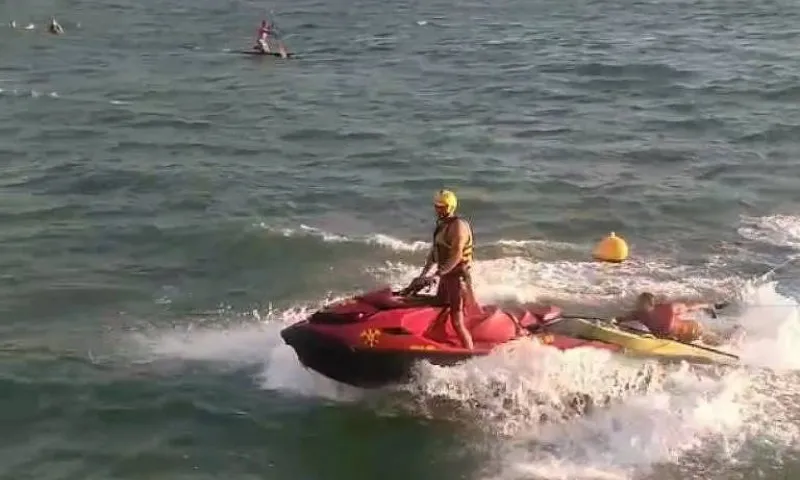 Imagem ilustrativa da imagem Cerca de cem pessoas são resgatadas do mar de Copacabana por causa de ventania