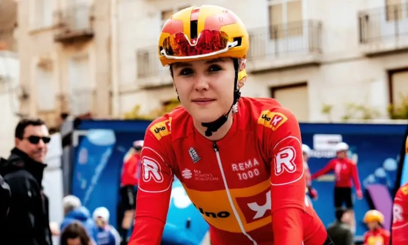 Imagem ilustrativa da imagem Ciclista da Dinamarca é atropelada durante treino e está fora dos Jogos de Paris
