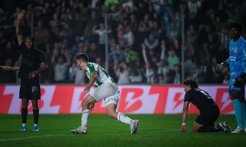 Imagem ilustrativa da imagem Corinthians é dominado, perde do Juventude, mas gol no fim mantém chance de avançar