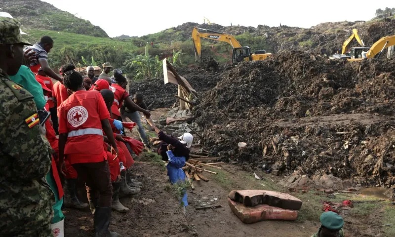 Imagem ilustrativa da imagem Correção: Uganda: Ao menos 24 pessoas morrem em deslizamento de aterro sanitário