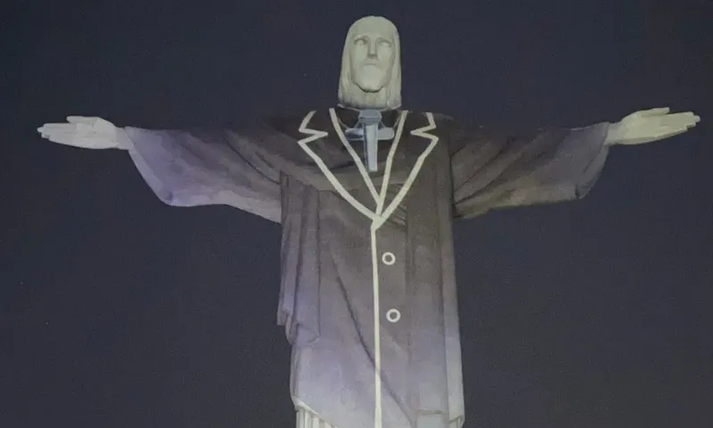 Imagem ilustrativa da imagem Cristo Redentor é 'vestido' de Silvio Santos em homenagem