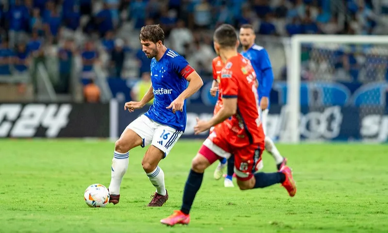 Imagem ilustrativa da imagem Cruzeiro domina, perde pênalti e empata com o Inter em jogo atrasado do Brasileiro