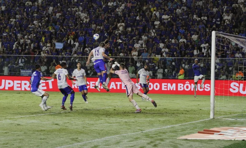 Imagem ilustrativa da imagem Cruzeiro é derrotado pelo Fortaleza e frustra torcida em Cariacica