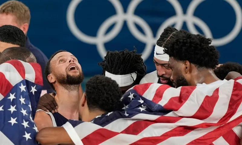 Imagem ilustrativa da imagem Curry faz mágica no fim e garante ouro do 'Dream Team' dos EUA contra a França