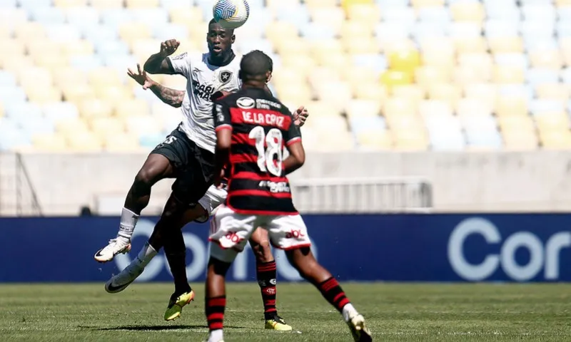 Imagem ilustrativa da imagem De olho na Libertadores, Botafogo e Flamengo duelam pela liderança do Brasileiro