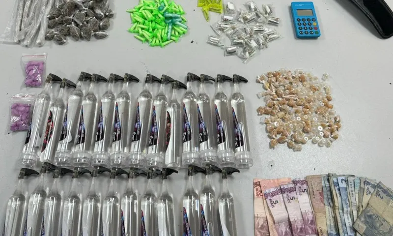 Imagem ilustrativa da imagem Drogas, dinheiro e até máquina de cartão apreendidos em ação da polícia em Vitória