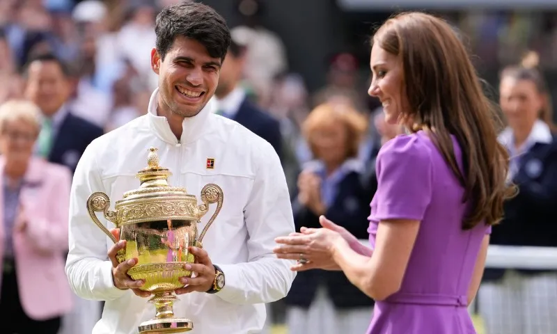 Imagem ilustrativa da imagem Em tratamento contra câncer, Kate Middleton é ovacionada pelo público em Wimbledon