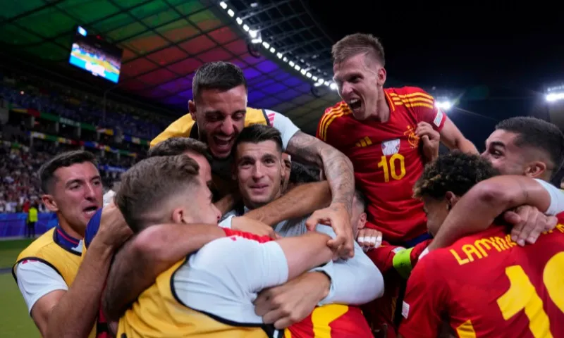 Imagem ilustrativa da imagem Espanha derrota a Inglaterra na final e conquista o seu quarto título da Eurocopa