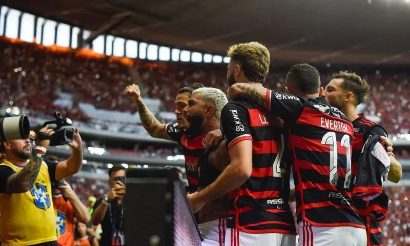 Imagem ilustrativa da imagem Gabriel decide em pênalti incomum e Flamengo vence o Criciúma de virada em Brasília