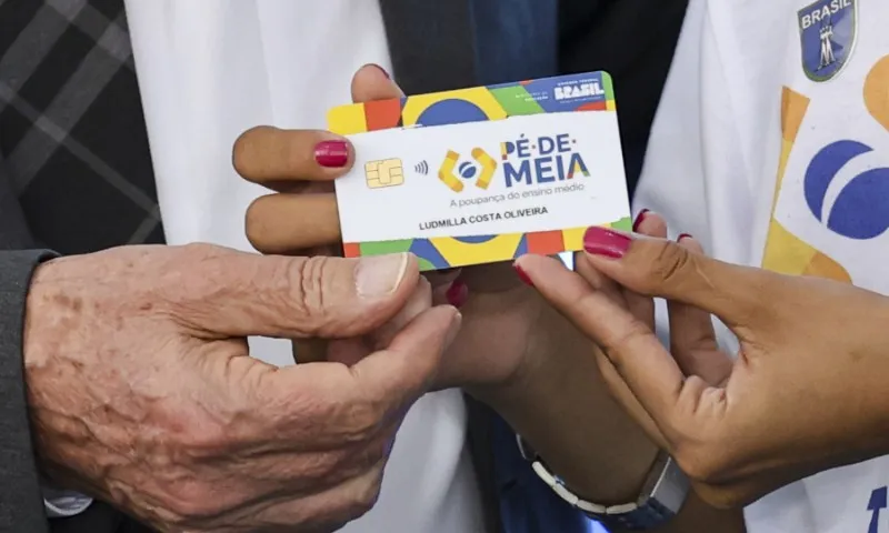 Imagem ilustrativa da imagem Governo anuncia ampliação de programa Pé-de-Meia para 1,2 milhão de estudantes