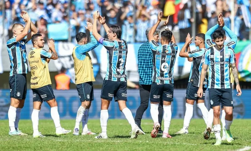 Imagem ilustrativa da imagem Grêmio bate Vitória em duelo direto contra o rebaixamento no Brasileirão