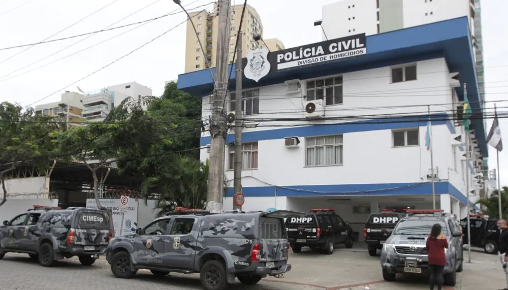 Imagem ilustrativa da imagem Homem é morto e mulheres baleadas perto de bar em Vitória