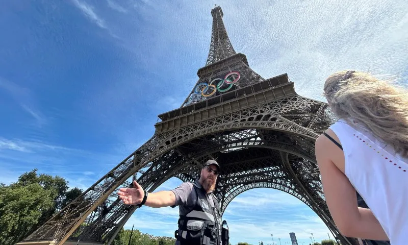 Imagem ilustrativa da imagem Homem escala Torre Eiffel e é detido pela polícia antes de encerramento dos Jogos