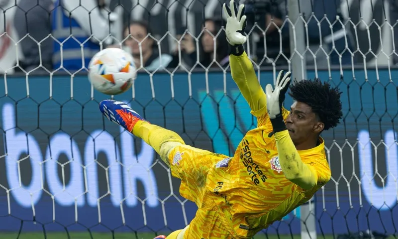 Imagem ilustrativa da imagem Hugo Souza pega três pênaltis e classifica Corinthians na Copa Sul-Americana