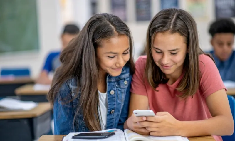 Imagem ilustrativa da imagem Proibição de celulares em escolas é aprovada no Senado; veja o que muda