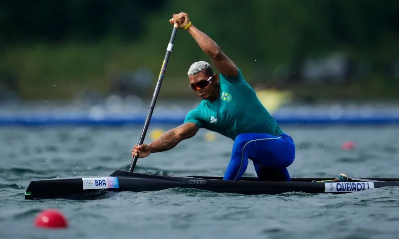 Imagem ilustrativa da imagem Isaquias Queiroz arranca nos metros finais e conquista prata na canoagem em Paris