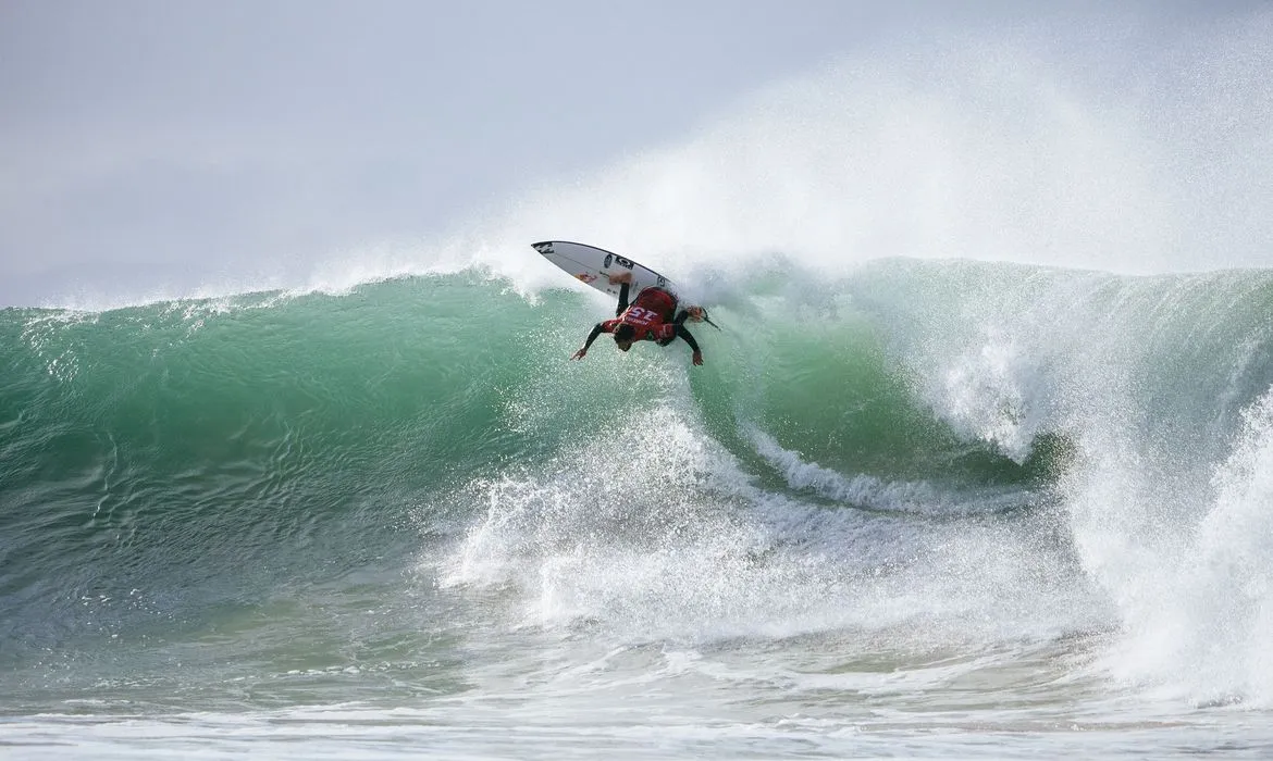 Imagem ilustrativa da imagem Italo Ferreira perde final para John John Florence na WSL Finals