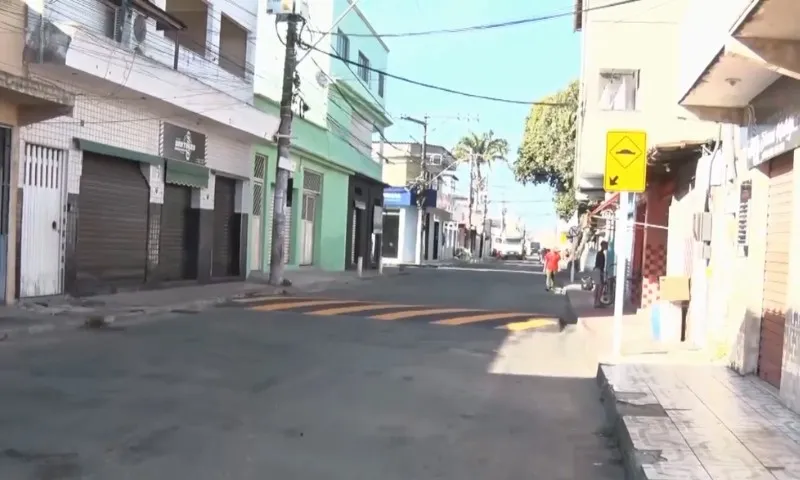 Imagem ilustrativa da imagem Jovem é baleado no meio da rua por criminosos de moto na Serra