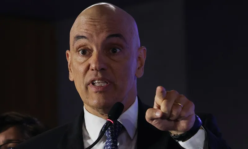 Imagem ilustrativa da imagem Moraes mantém bloqueio do X e cobra informações sobre multas e acesso irregular