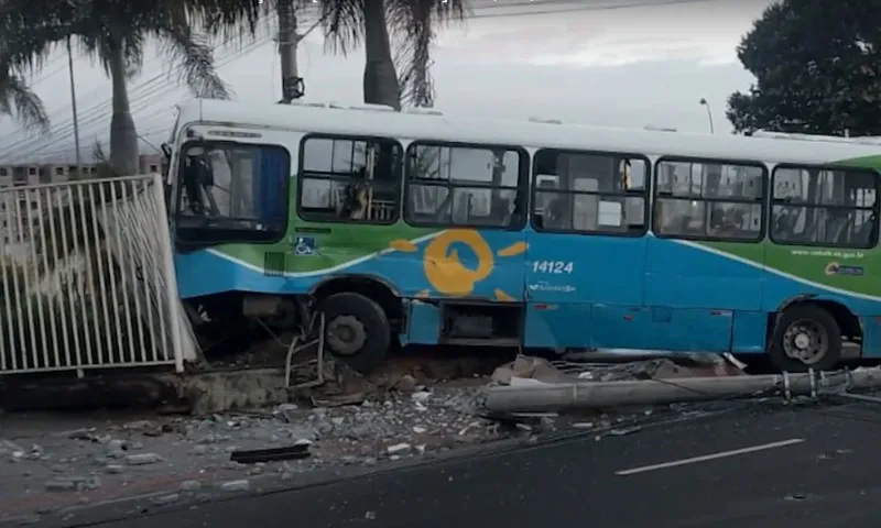 Imagem ilustrativa da imagem Ônibus derruba portão e atinge unidade de saúde da Serra