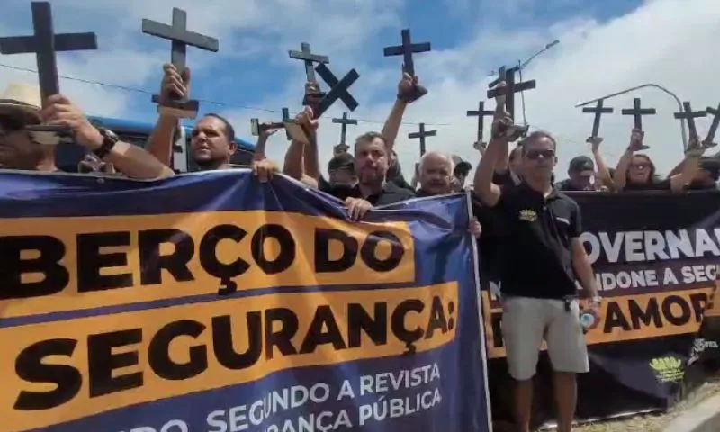 Imagem ilustrativa da imagem Protesto de policiais civis com caixão e cruzes ofusca convenção do PSDB em Caruaru