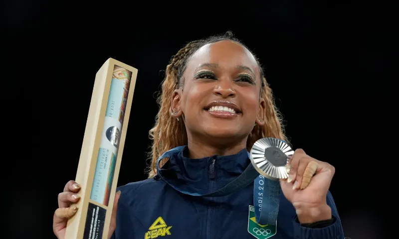 Imagem ilustrativa da imagem Rebeca Andrade amplia coleção de medalhas com prata no salto em Paris