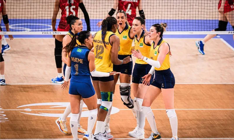 Imagem ilustrativa da imagem Seleção feminina de vôlei faz 3 a 0 no Japão e confirma vaga nas quartas em Paris