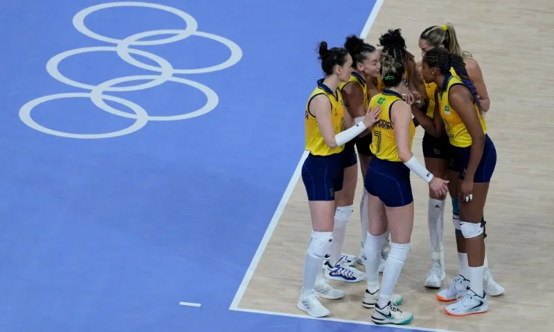 Imagem ilustrativa da imagem Seleção feminina volta a ser castigada pelos EUA e vai brigar pelo bronze no vôlei