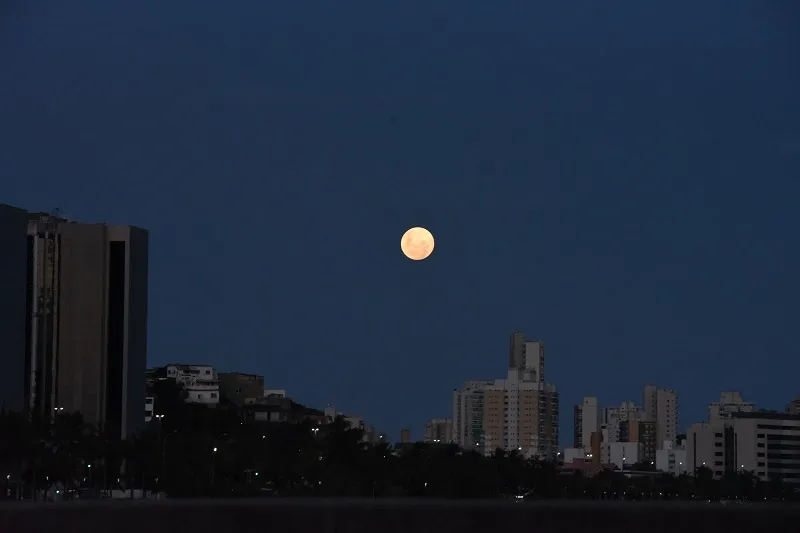 Imagem ilustrativa da imagem Superlua e eclipse parcial ocorrem juntos nesta terça; entenda fenômenos