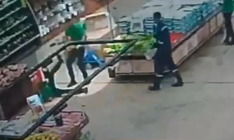Imagem ilustrativa da imagem Suspeito de matar colega de trabalho em supermercado é encaminhado ao presídio