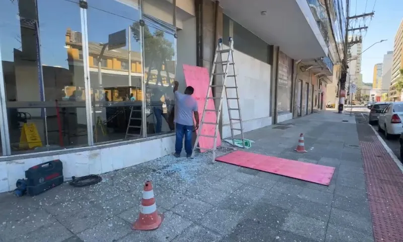 Imagem ilustrativa da imagem Suspeito quebra vidraça e invade agência bancária para furtar televisão em Vitória