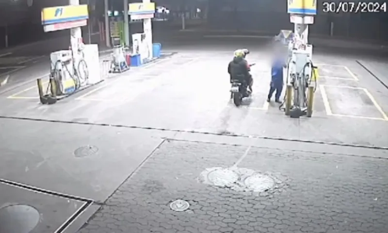 Imagem ilustrativa da imagem VÍDEO | Motociclistas se passam por clientes e assaltam posto de gasolina no ES