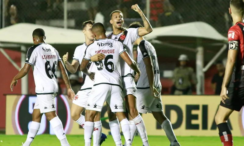 Imagem ilustrativa da imagem Vasco supera o Vitória em Salvador e se aproxima mais do G-6 do Brasileirão