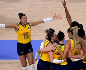 Imagem ilustrativa da imagem Seleção feminina de vôlei supera Turquia e ganha o bronze em Paris