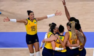 Imagem ilustrativa da imagem Seleção feminina de vôlei supera Turquia e ganha o bronze em Paris