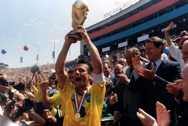 Imagem ilustrativa da imagem 30 anos do tetracampeonato do Brasil mescla resiliência e orgulho