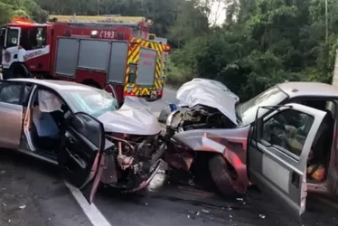 Imagem ilustrativa da imagem Acidente entre caminhão e carro deixa uma pessoa presa às ferragens na BR-262 no ES