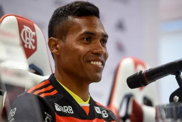 Imagem ilustrativa da imagem Alex Sandro faz juras de amor ao Flamengo em apresentação: 'Familiarizado'