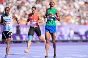 Imagem ilustrativa da imagem Alison dos Santos tira o pé, mas avança nos 400m com barreiras em Paris