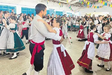 Imagem ilustrativa da imagem Almoço típico e danças nas montanhas marcam a 34ª Festa do Morango