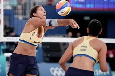 Imagem ilustrativa da imagem Ana Patrícia e Duda mantêm embalo e avançam às quartas no vôlei de praia