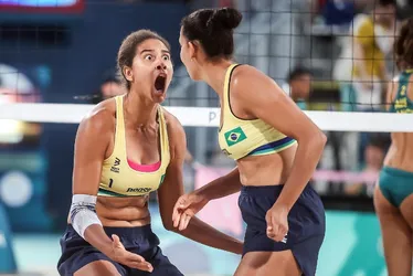 Imagem ilustrativa da imagem Ana Patrícia e Duda vencem jogão na semi e vão à final do vôlei de praia em Paris