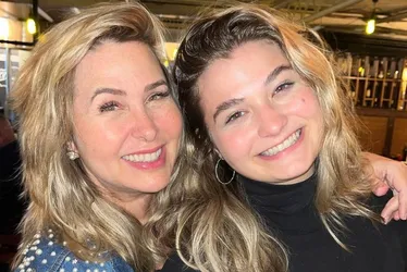 Imagem ilustrativa da imagem Andréa Sorvetão celebra chegada da caçula à maioridade: 'De menina a mulher'