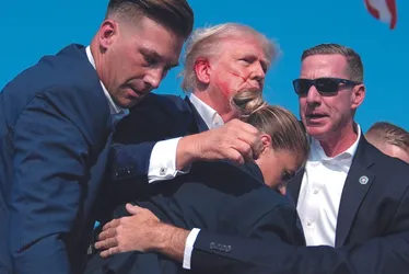 Imagem ilustrativa da imagem Orelha atingida: Trump descreve momento de tensão após sofrer atentado em comício