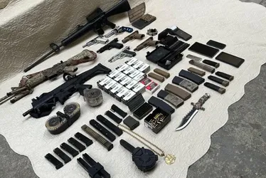 Imagem ilustrativa da imagem Armas e munições são apreendidas com CAC do Rio suspeito de abastecer facção no ES
