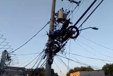 Imagem ilustrativa da imagem Balão cai, arrasta carro, iça moto até a fiação e deixa bairros sem energia em SP